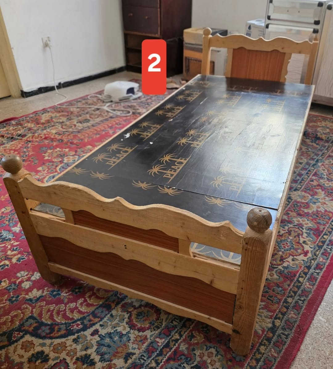 سرير خشب (تخت) عدد ٣ بحالة جيدة جدا سعر الواحد ٢٥ الف شغل ديالى جودة عالية و هيكل قوي بحالة جيدة جدا العنوان بغداد سبع ابكار قرب متنزه هبي دي تلفون ***********

