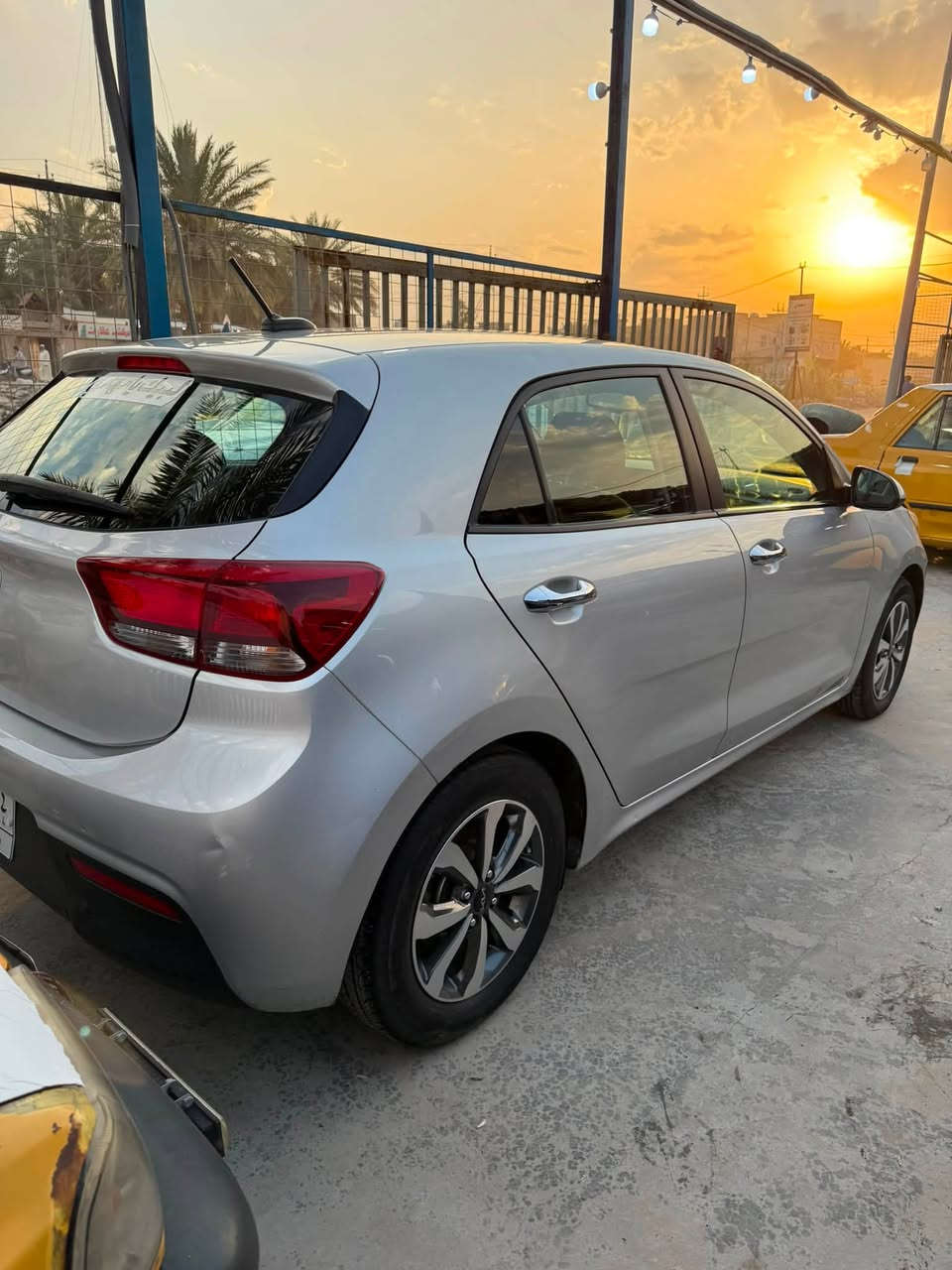 سلام عليكم

كيه ريو 2022 هاتشباك 

رقم بغداد - السعر 110$

الموصفات 

نوع الكير CVT 

مكينه 1600 دوش دبل نوزل

بصمه ابواب وتشغيل 

قياده ذاتيه - مثبت سرعه

فول تحكم استيرن

كار بلي - رادر امامي

ويل كب - مانع انصدام 

كامره دواره

الحادث امامي بنيد وطرف الجاملغات 

للتواصل خاص او على الرقم ***********
