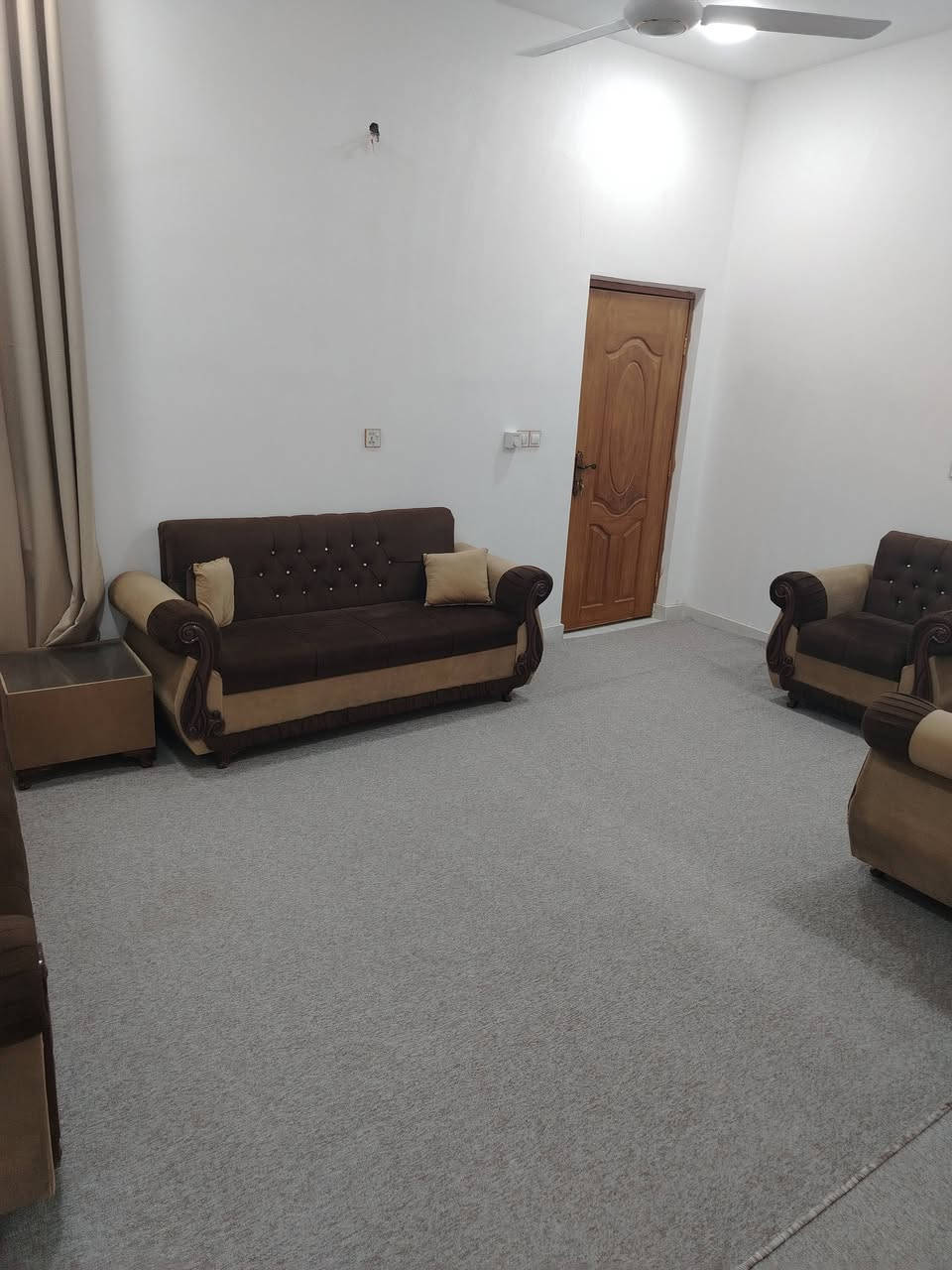 بيت البيع منطقه الصياغ شارع ال حافظ قرب من احسينيه جعفر الصادق 
مساحه ٢٠٠ متر
يتكون من براني مال رجال ستقبال  مال نساء
ومطبخ معه كاونتر   وصاله وغرف عدد ثنين ومجمع حمامات داخلي وحمامات خارجي وبيتونه معه مخزن
ومنور عدد ثنين

سنه البناء ٢٠٢٣ بيت بعده جديد.  سعر خاص 

زراعي اقرار محكمه   للاستفسار تصال على رقم
***********
