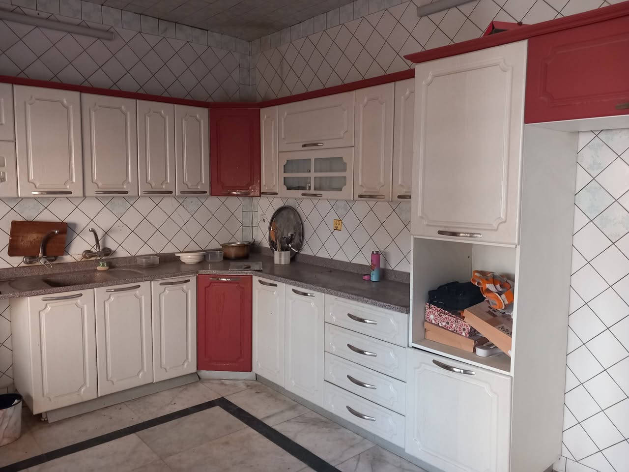 كاونتر تركي ١٠ متر للبيع نضيف جداا ***********
