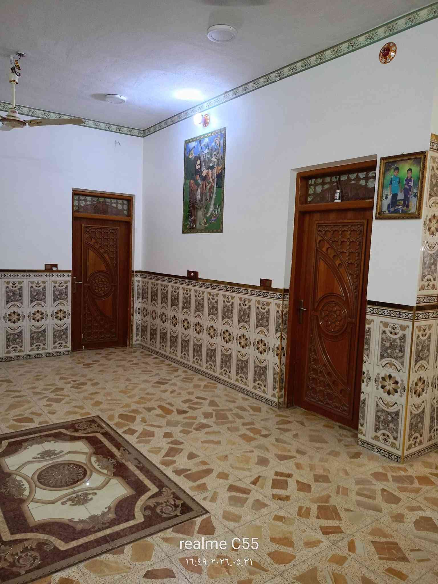 يا الله يارزاق بيت للبيع ماليه المساحة 275 على ساحه يتكون من غرفتين استقبال مطبخ صاله كبيره صحيات داخليه وخاريه وبي محل اسواق شغال كافة الخدمات موجوده ماء كهرباء مجاري تبليط ارصفه مشمول بالطابو ومرقم من البلديه وبي وصل معامله العنوان حي الامام منطقة خويلد قريب من شارع النجف تقريب 100 متر قرب الجامع قريب من الأمام الحمزه السعر 90 وبي مجال للشراي ***********

