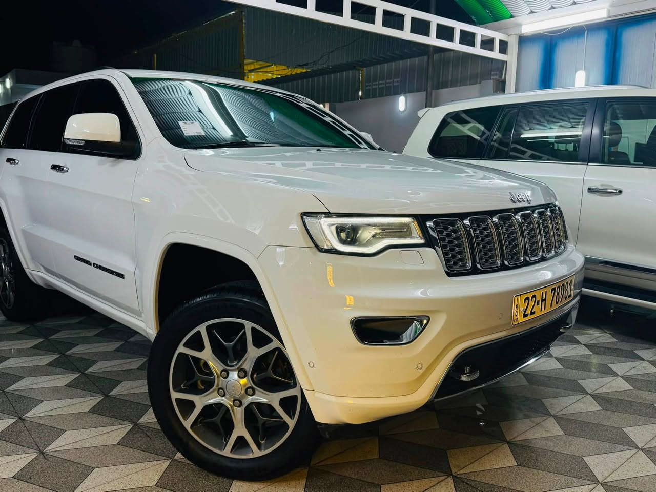 🚘 للبيع | Jeep Grand Cherokee Overland 2020 – وارد خليجي
▫️ اللون: أبيض
▫️ المحرك: V6 سعة 3.6L (3600cc)
▫️ الممشى: 127,000 كم
▫️ السيارة باسمي وتحويل مباشر داخل القرميدي.

المواصفات:
✅ سقف بانوراما
✅ جكات كهربائية (تصعد وتنزل)
✅ تدفئة وتبريد للمقاعد الأمامية
✅ رادار جانبي وخلفي
✅ وضعيات قيادة متعددة
✅ تايرات كورية، تم تبديلها وشدها قبل شهر.

🔹 السيارة نظيفة جداً واستخدام شخصي، ولا يوجد فيها سوى أثر شخط بسيط لا يؤثر على الاستخدام.

📞 للاستفسار: (***********)او خاص 

الله يرزق البائع والمشتري. مكان السياره الانبار
