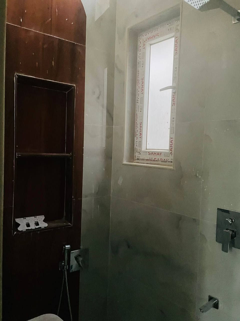 يالله دار للبيع بلموحيه مقاطعه 41 مساحته 120 متر بناء حديث صب كونكريت ما مسكون بيت درجه اولى يتكون من أربع غرف نوم صالتين ومطبخ واستقبال أو على شارع 12متر لاستفسار واتساب ***********
