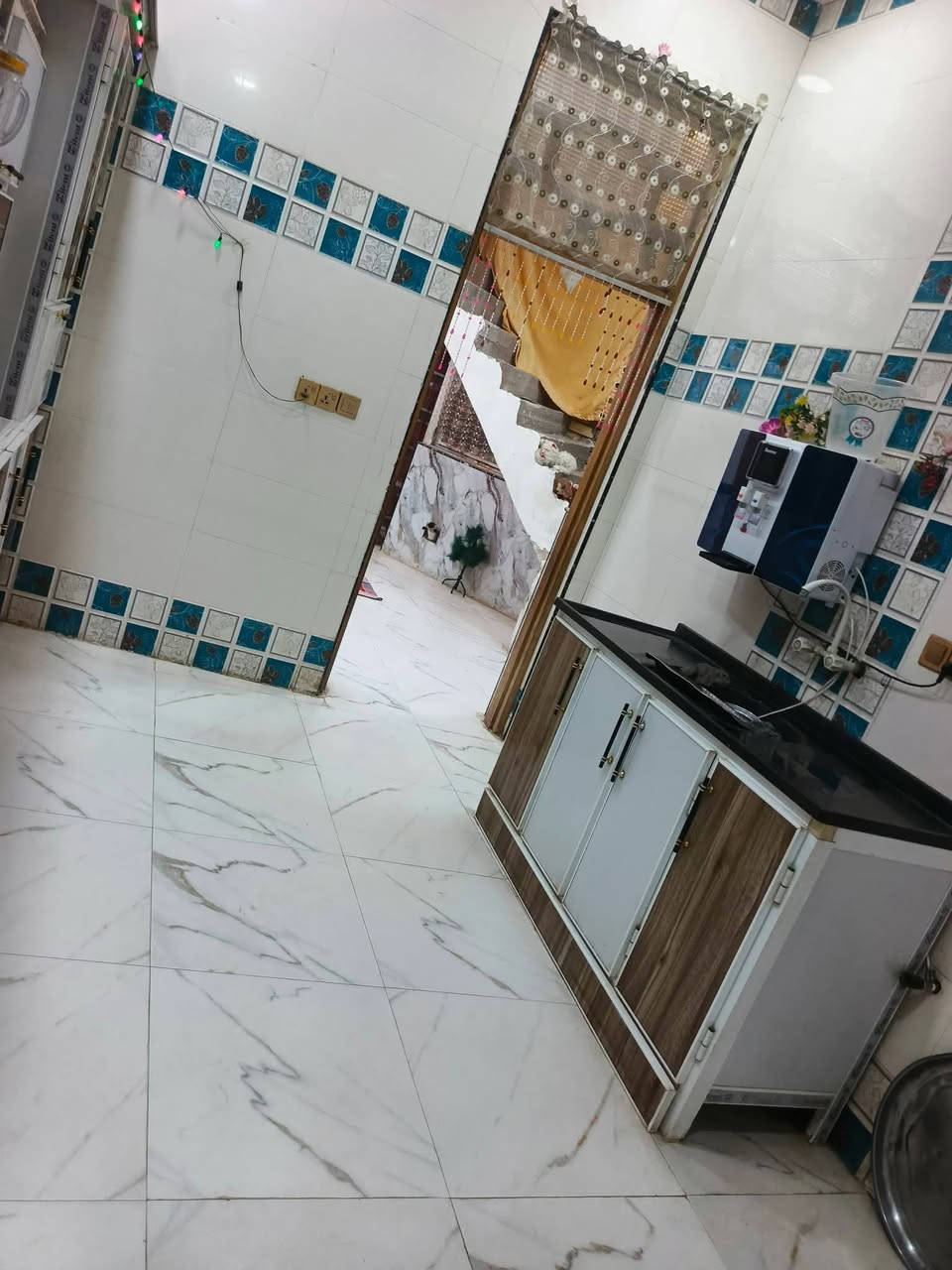 ياالله 
سلام عليكم
البيت البيع طابو صرف
مساحه ((100)) متر طولاني 
البيت بناء حديث ومسلح 
يحتوي على استقبال وصاله ومطبخ وغرفه نوم
صحيات داخليه صحيات خارجيه
دبيسات خلف جامع استفسار اتصل
((***********)) ((***********)) اخوكم أبو عراق...
