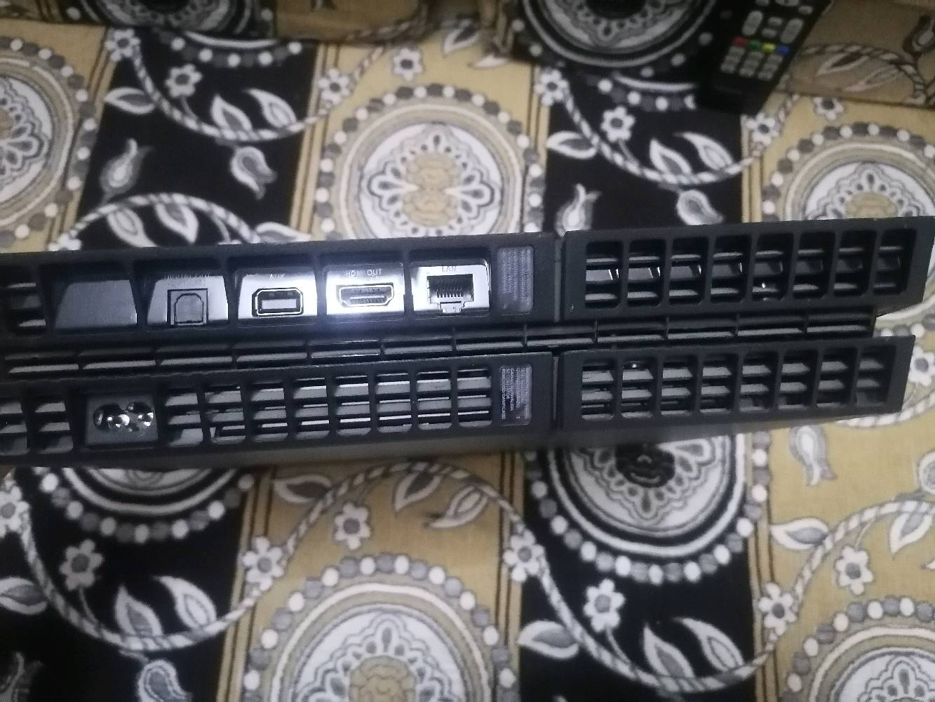 🎮 PS4 Fat 500GB مهكر
🕹️ يد أصلية مع يو بي اس
🎮 يحتوي على 8 ألعاب
⚠️ ملاحظة: زر التشغيل من الجهاز لا يعمل💰 السعر220 الف 
📍 النجف
ممكن تكتب رقم موديل الجهاز بالضبط وشكد إصدار السستم/الهكر عليه هسه؟: 
تحديث 9
زر التشغيل منو ما يشتغل، هل التشغيل الحالي يكون من يد التحكم لو يحتاج تصليح؟: 
التشغيل من يدة التحكم
ويا الجهاز شنو الملحقات الثانية الموجودة: كيبلات HDMI/باور/شحن، وهل كلها أصلية؟: 
نعم كلها اصلية 
إذا المشتري يحب يجرّب قبل الشراء، هل الجهاز شغال 100% وما بيه تهنيگ/مشكلة بالقراءة أو الحرارة؟: 
مابي مشكلة 