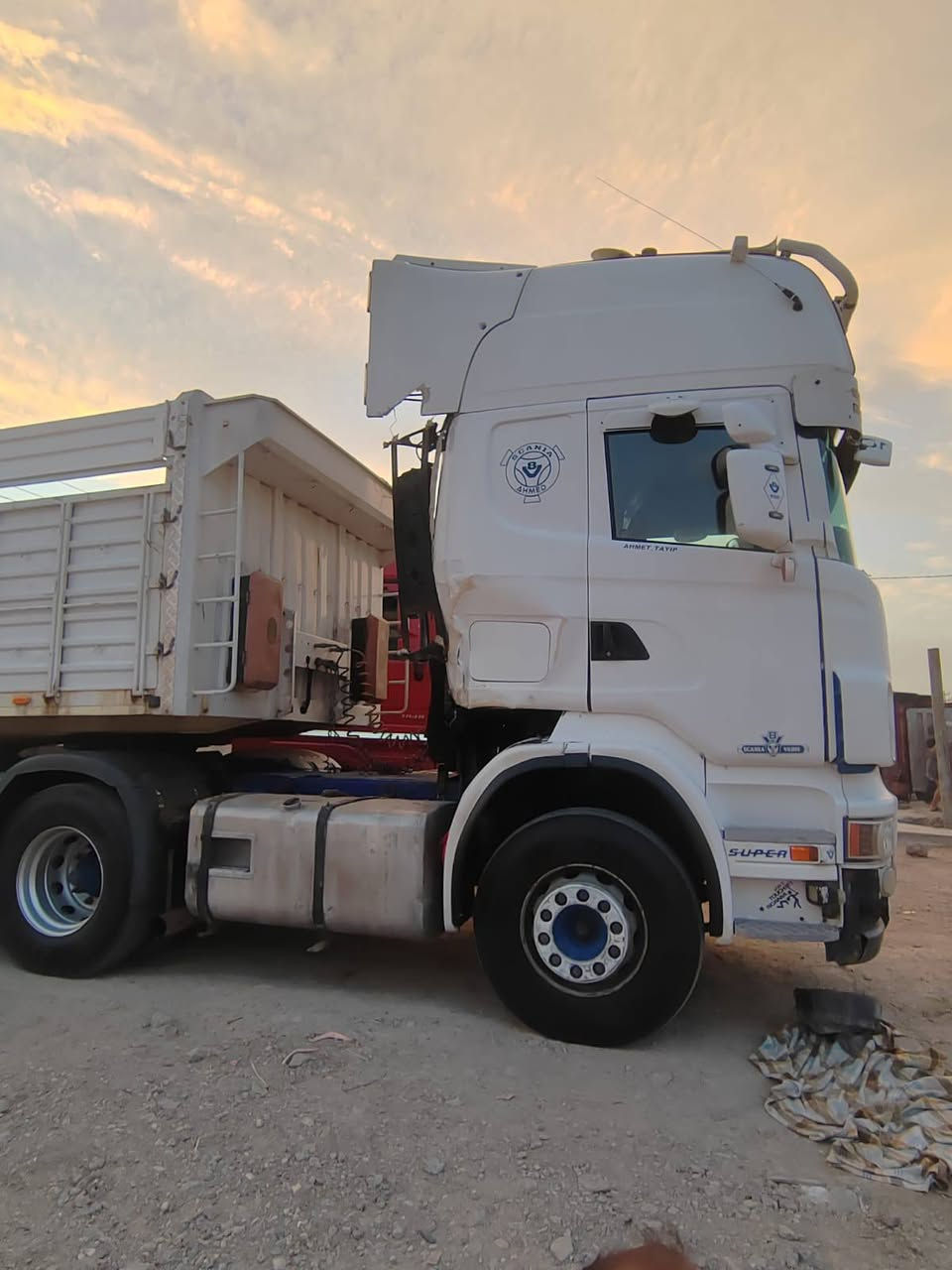 السلام عليكم 
للبيع سكانية  موديل 2006  مكينة V8. 580
گير 3*3 سحال خلفي السيارة جاهزة للعمل 
مربوطة رأس وعربانة مرسمة رقم دهوك أنگليزي
رتايدر +تخم تاير +تبريد +ثلاجة 
مكان السيارة البصرة 
إلاستفسار
***********
***********
