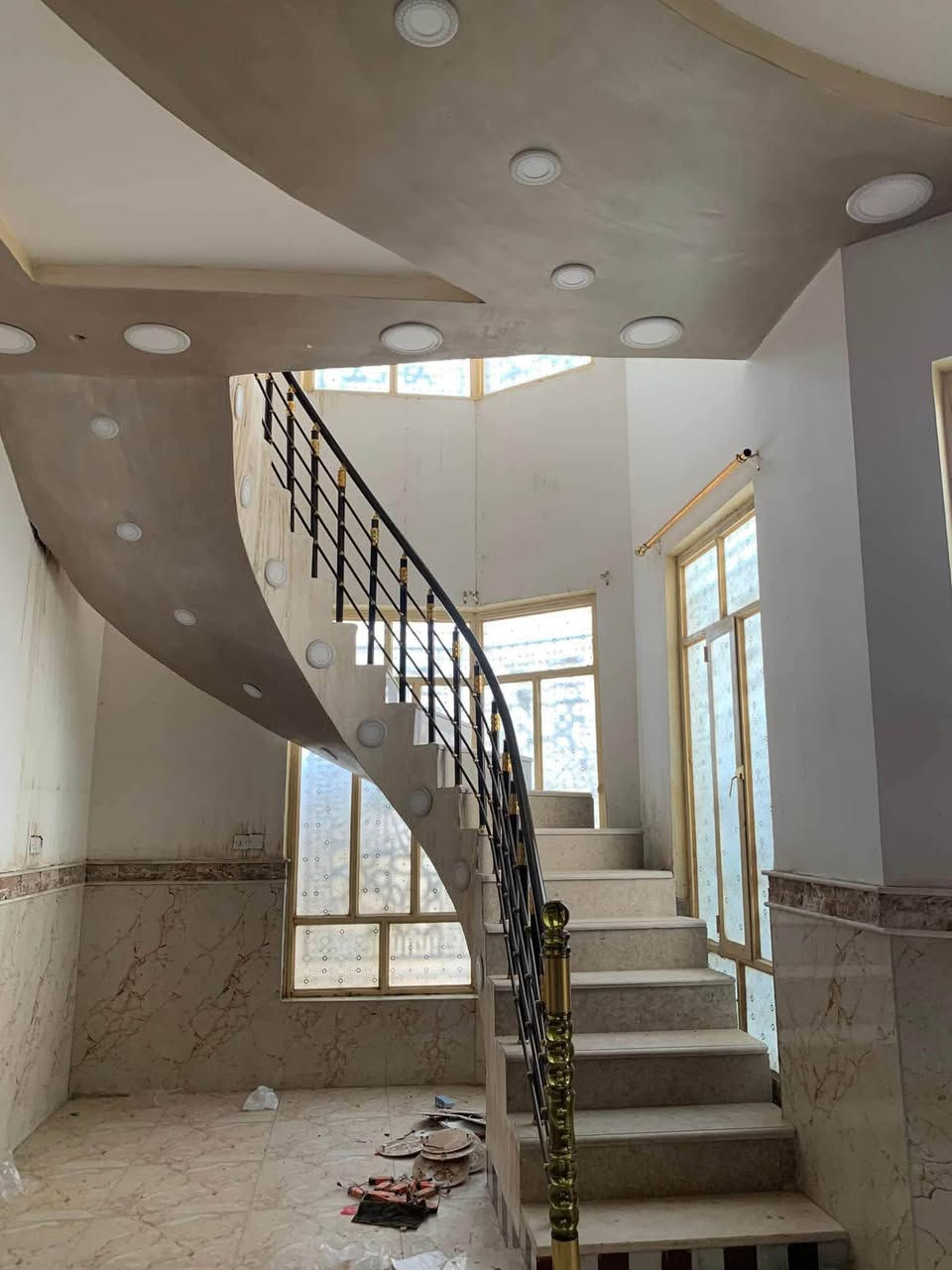 سلام عليكم
بيت  للبيع  🏠 البيت عله ساحه وشارع. 30 ركن 

مكان البيت مقاطعه 14 الحولي قرب المدرسه الجديده 

مساحه. 120 

ثلاثه طوابق 

بناء سنه 2024

ساحبين عليه اسكان. مطلوب حالين 24
***********
