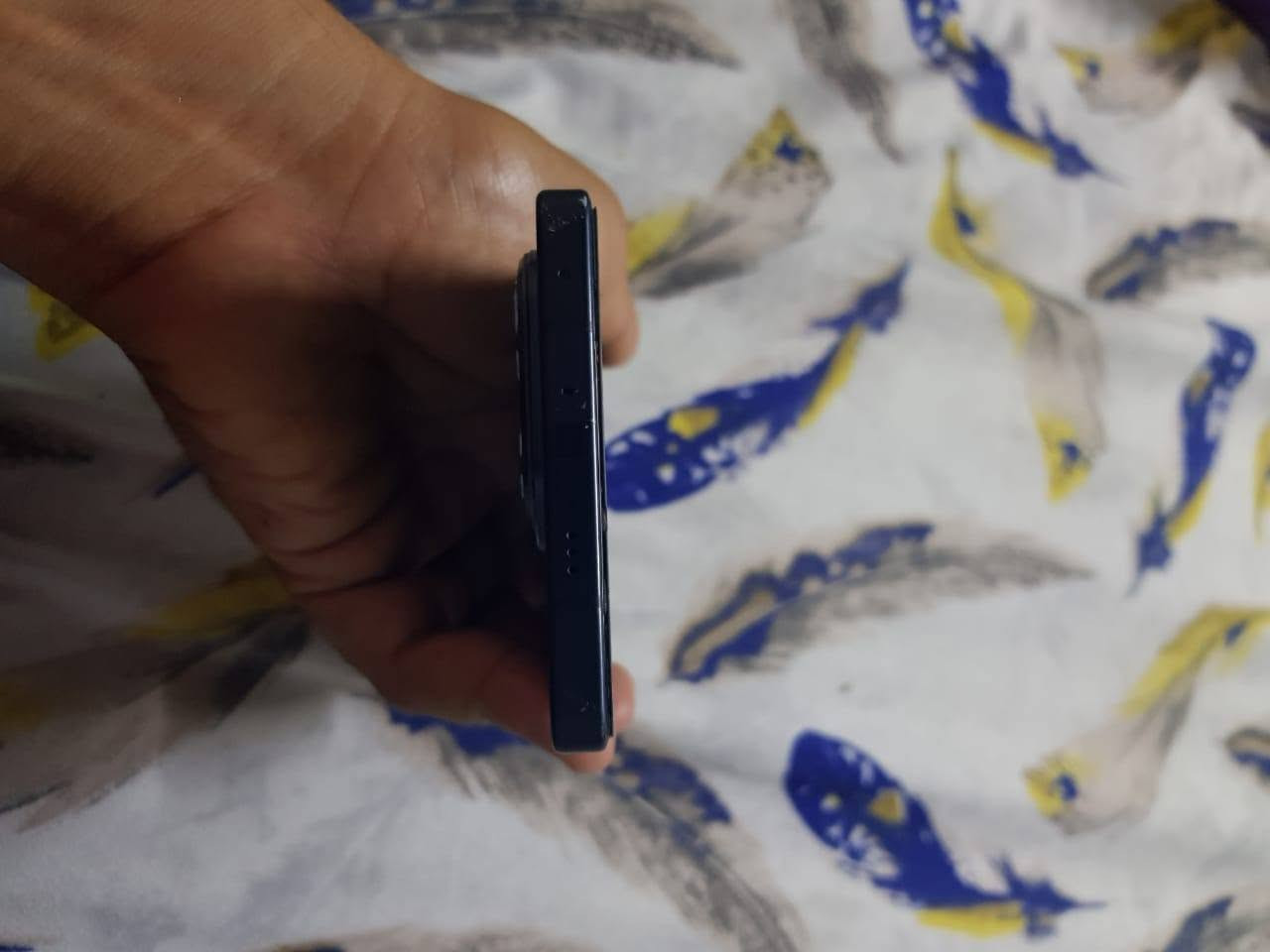 infinix 50 pro
* المقاس: 6.78 إنش بدقة 1080×2436 بكسل (FHD+).
* التردد: معدل تحديث سريع جداً يصل إلى 144Hz.
* السطوع: يصل حتى 1300 شمعة (ذروة السطوع).
* التصميم: إطار من الألمنيوم مع إضاءة RGB خلفية للإشعارات.
* المقاومة: مقاوم للغبار ورذاذ الماء بمعيار IP64. [2, 3, 4] 

* المعالج: MediaTek Helio G100 Ultimate (بدقة تصنيع 6 نانومتر).
* الذاكرة العشوائية (RAM): 16 جيجابايت.
* ذاكرة التخزين: 256 جيجابايت من نوع UFS 2.2.
* نظام التشغيل: Android 15 مع واجهة XOS 15. [2, 3, 5] 

## 📸 الكاميرات الاحترافية

* الكاميرا الخلفية (المزدوجة):
* الأساسية: بدقة 50 ميجابكسل بفتحة عدسة f/1.9 وتدعم المثبت البصري OIS.
   * الزاوية الواسعة: بدقة 8 ميجابكسل. [3, 6, 7] 
* الكاميرا الأمامية: بدقة 32 ميجابكسل لصور السيلفي. [2] 
* تصوير الفيديو: تدعم الكاميرا الخلفية دقة تصل إلى 1440p (2K) بمعدل 30 إطاراً في الثانية. [3] 

## 🔋 البطارية والشحن

* السعة: 5200 مللي أمبير.
* الشحن السلكي: سريع جداً بقدرة 90 واط (يشحن 100% في حوالي 38 دقيقة).
* الشحن اللاسلكي: يدعم الشحن   

## 🔊 الصوت والمستشعرات

* الصوت: سماعات ستيريو مزدوجة مضبوطة بنظام صوت من JBL.
* البصمة: مدمجة أسفل الشاشة (بصرية).
*  ،ومستشعر لقياس نبضات القلب ونسبة الأكسجين في الدم

قبل شهر ماخذة ب375 الف
رايدة ب 250 مكان بغداد الدورة 
***********
