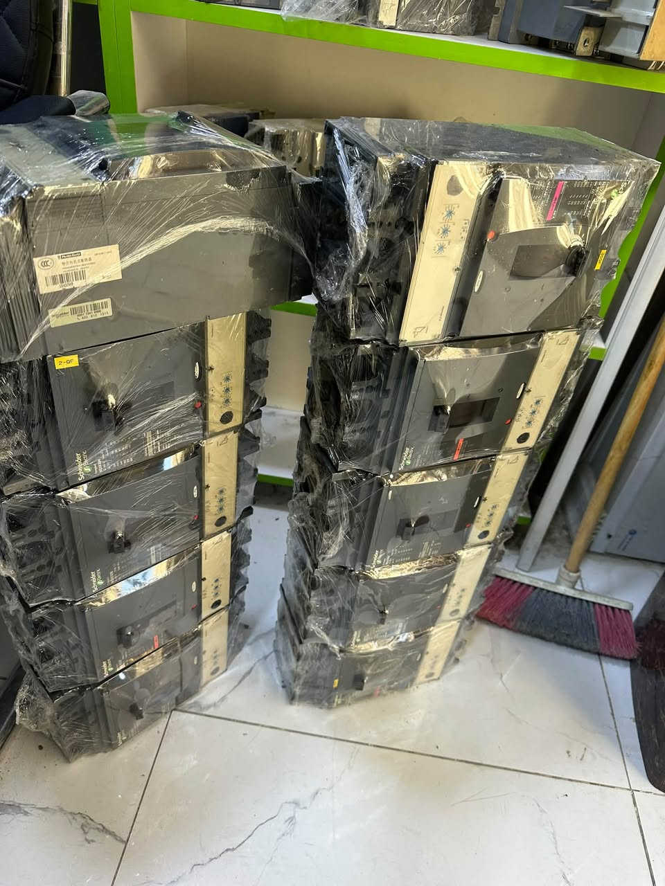 السلام عليكم متوفر قاطع شنايدر
(100A-125A-160A-250A-400A-630A)
اصلي بالة جملة ومفرد 
 العنوان :بغداد الشورجة عكد النصارى
***********
