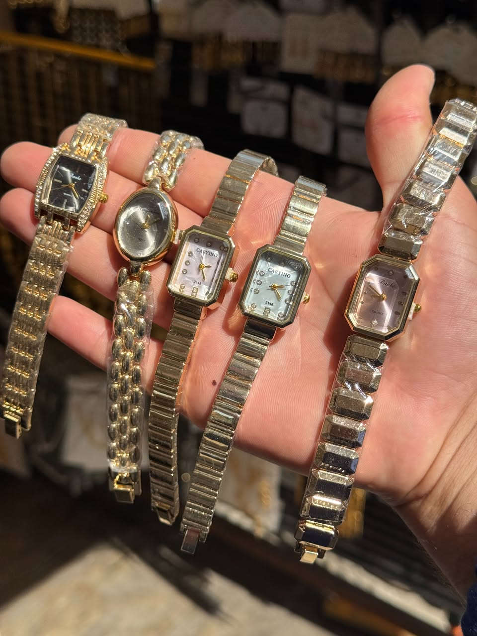 لحكو عليهم قبل نفاذ الكميه 
توصيل لجميع المحافظات 🚚 3 آلاف
للحجز: *********** 📞
العنوان: سوق بعقوبة، شارع الأطباء، باب أسواق لوزة 📍

نص مكتوب في الصور:
- راح انزللكم ساعات اصليه وراقيه
- عليهم عرض خاص سعر القطعه 5 الاف بس
- بحلامج متلكين هيج سعر
- الشي الوحيد الي اريده منكم لاتجيني
- وره سبوع وتكليلي اريد هاي
- تره بفضل الله اغلبهم خلصانات