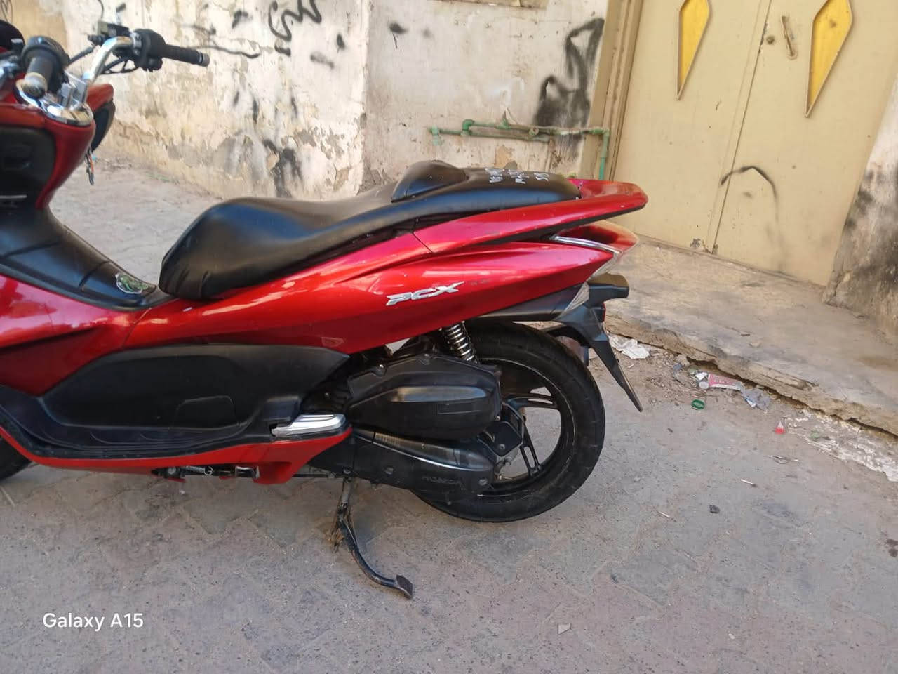 دراجه pcxجيل اول   دراجة  كلها ابلاديه شرط النضافه دراجة مال رمبه مال معرض المديل 2016 ماخذها رمبه اوراق المعرض موجوده يعني مو مال شارع السعر مليون و350الف 
حساس ازدحام كفاله عامه الدراجه على ايدي شوفت عينك ياباني الاصليJF جديده مكاني بغدادالكرخ اي استفسارالاتصال على رقم ***********

نص مكتوب في الصور:
- Galaxy A15