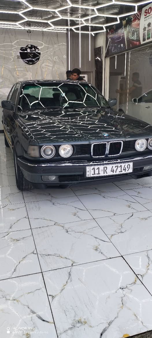 سلام عليكم بي ام حجم 735 موديل 91 مراوس حسب قناعه 
كير ومحرك جديد مكفولات تبريد شغال تخم تاير دبلات كله جديد غرفه جديده اسياره بسمي هزه جديده اسياره مكفوله من ضربه مصبوغه جماليه بس وعندي صوره قبل صبغ  جارده سياره بلاديه مكان سياره بلكوت مال جناي ومتعوب عليه السعر 70  وبيه مجال اتصال ***********

نص مكتوب في الصور:
- HONOR X9a 64MP Triple Camera