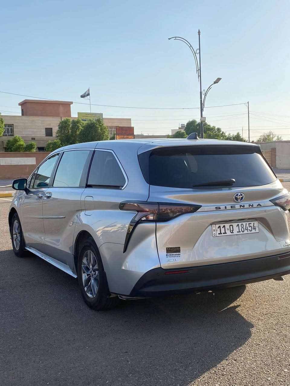 للبيع: تويوتا سيينا (Toyota Sienna) هايبرد موديل 2023
* الموديل: 2023

 * الفئة: XLE هايبرد (Hybrid) / نظام دفع رباعي التلقائي(AWD) اوتماتيكي 

 * اللون: سلفر (فضي)

 * الحالة: السيارة بحالة عامة ممتازة ونظيفة

 * المميزات: سيارة عائلية بامتياز، اقتصادية جداً في استهلاك الوقود بفضل منظومة الهايبرد، مساحة واسعة، تصميم عصري ومريح للرحلات الطويلة والعائلية.

📞 للتواصل والاستفسار: ***********

📍 الموقع: الأنبار - رمادي
