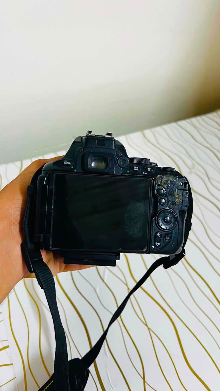 كاميرا نيكون D5600 مع زوم رياضي نوع DXنيكون 70/300
مع حقيبة مع رام 32 كيكه مع شاحنة 
واتساب او اتصال ***********
السعر 425 الف

