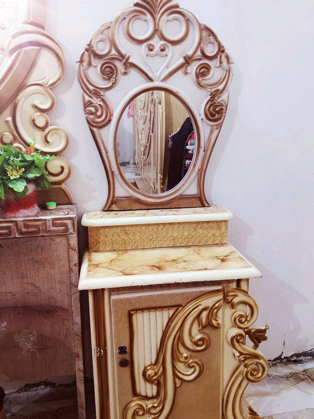 السلام عليكم غرفه خشاب للبيع نجاره عراقيه جديده ونظيفه  مكاني سوق الشيوخ ناحية الفضليه سعر 950وبيه مجال وهذا الرقم للاستفسار***********