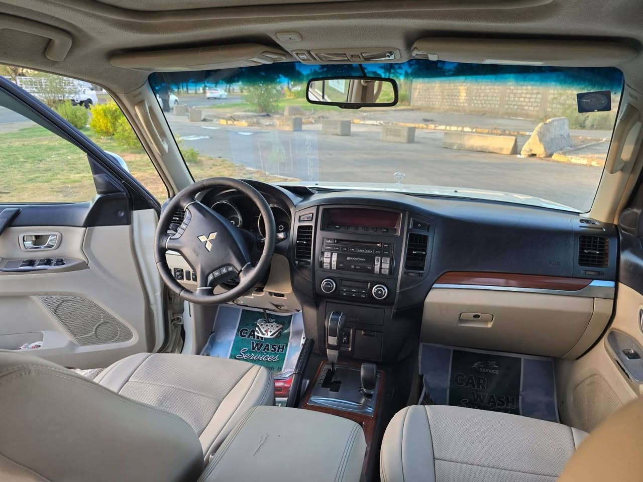 للبيع باجيرو ٢٠٠٧......
فول مواصفات ام الدمام
محرك ٣٠٠٠
٧ راكب 
سلايت
كراسي كهرباء
مرايات شفط
سنويه باسمي ...هزه جديده
السياره جاهزه بدون اي نقص
بيه صبغ موضح بالسونار بدون داخل
مكاني بغداد.....البياع
***********
السعر ١١٣ ورقه...

