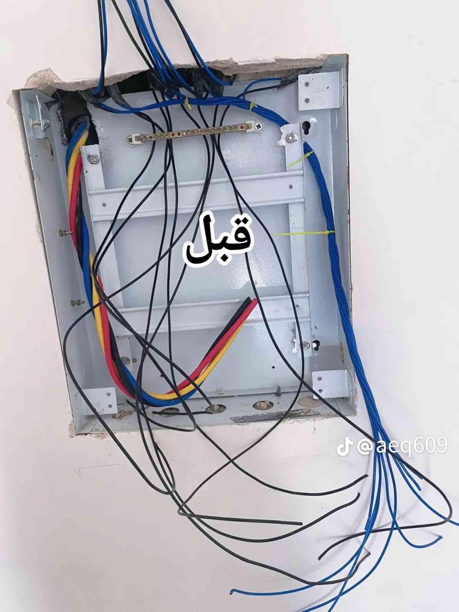 ***********
عمل وصيانة كافة بوردات السيطرة الكهربائية

نص مكتوب في الصور:
- بورد شحن سيارة بي واي دي BYD حماية متكاملة من إرتفاع وانخفاض الفولتية مع ايرث وسويج 16 امبير و بورد حجم 30*40 مسلح اسلاك 4 ملم نحاس
- قبل
- @aeq609
- بعد