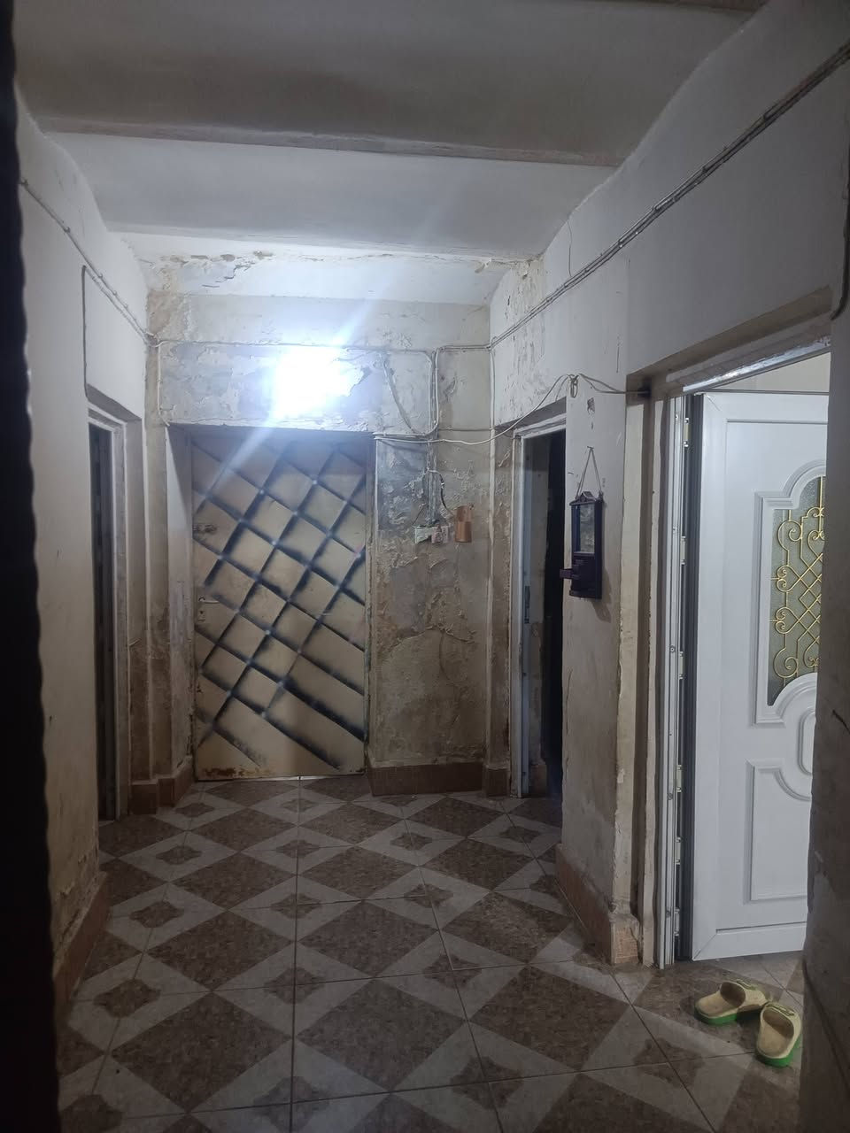 سلام عليكم عندي بيت للبيع ابحي الوحده السعر 120 بنايه قديم طابقين 200 متر مشتمل فوك ***********
