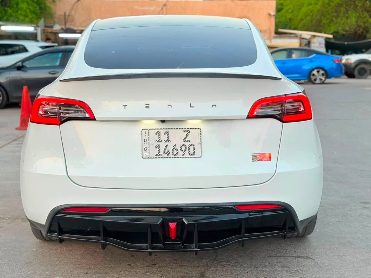 تسلا Y موديل 2023 دبل ماطور لونك رينج رقم بغداد حرة باسمي هزة وفحص جديد السيارة اون لاين اخر تحديث ومربوطة ع تطبيق عمر بطارية عالية ومابيه اي اشكال اوفتح وين ميعجبك افحص السيارة والبطارية بيهة جاملغ خلفي وصندوق وجاملغ امامي بدون اي دواخل وبدون اي ايرباك السيارة وصور الحادث مرفقة مع المنشور وراح ارفقلك رقم الشاصي الي يريد يتاكد بنفسة السيارة  ويل كب تحكم ستيرن تبريد قطعتين وباقي المواصفات التسلا المعروفة السيارة عليه كت كامل وماشية 55 الف ميل رقم الشاصي 7SAYGDEE4PF618866 السعر 195 ورقة
وبي مجال للجاد بالشراء اخوان السعر مناسب وجوة السوك واذا لكيت دبل ماطور وبهيج سعر اخذ واذا معجبتك السيارة  او السعر اندعيلنة بالرزق مكان السيارة شقق الصالحيه او شارع حيفا *********** مصطفى
