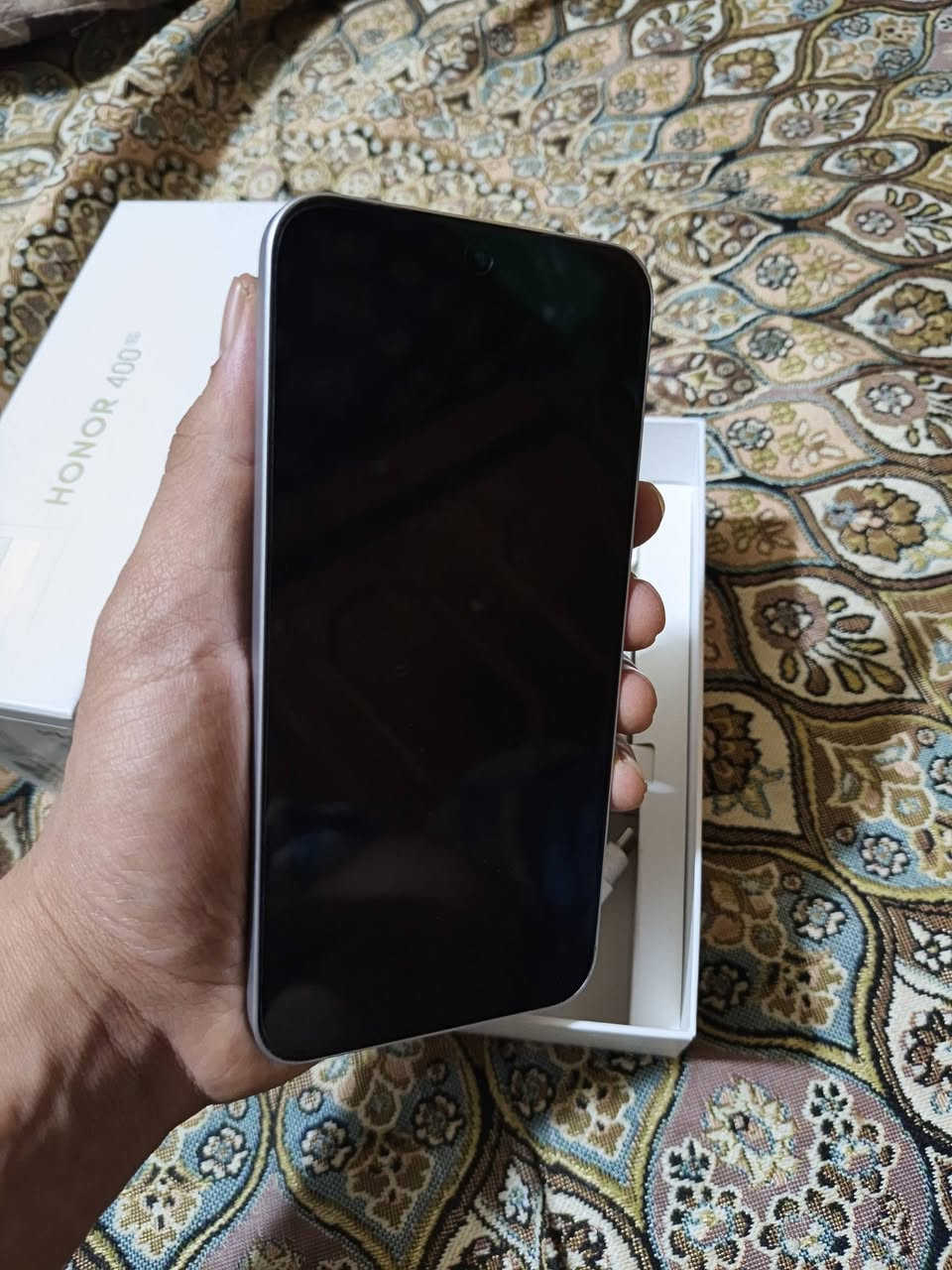 هونر 400 5G جهاز أخو الجديد
المواصفات 
256 الذاكرة
الرام 12  6+6
المعالج سناب دراغون 7 الجيل الثالث
كاميرات 200 ميغابكسل 
البطارية 6000 تدعم الشحن السريع و الشاحنة الأصلية وياه وهم أخت الجديدة 100 واط
السعر 380 
تواصل واتساب ***********
