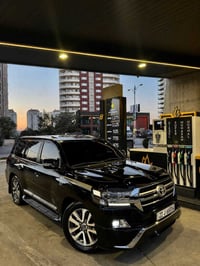 لاندكروز VXS • ٢٠١٩ • ٨٨٠٠٠ كم