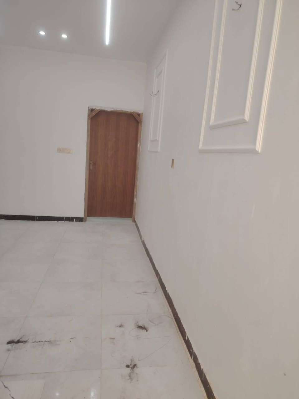 دار للبيع65م طابو زراعي سند 25 الساس طابوك السقف صب كونكريت البناء بلوك درجه اولى البيت مرتب كلش متعوب عليه غرفه وصاله ومطبخ وستقبال صحيات داخليه وخارجيه الرضيه بورسلين الجدران سيراميك+الواح جبسمبورد السعر 25وبي مجال بصيط
العنوان سايدين المطار الجديد شارع علكم ركن شارع حاتم الخير مكتب الغريري 
الرقم ***********سيد احمد 
يرهم اقصاد مقدمه 15 وشهر 500الف ينحسب البيت بلقصاد 29
