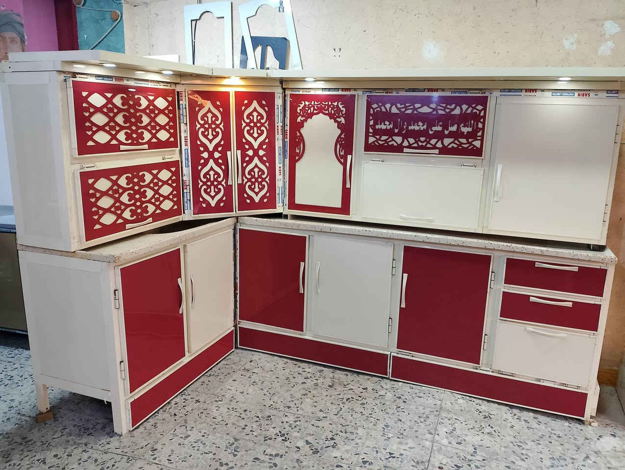 سلام عليكم كاونتر 3متر في 2 مرمر مستعمل 4 أشهر نضيف جداً 5قطع السعر 650 تصل *********** أو *********** حي العسكري العابد مقابل مستوصف
