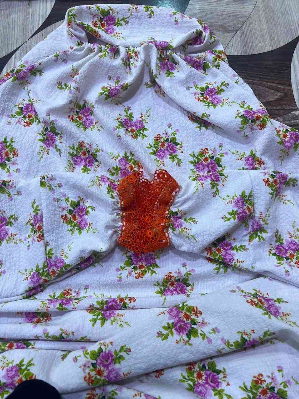 رفتةى نويژ بو فروشن

***********

نص مكتوب في الصور:
- عابای
- نیژفریسایز
- قوماش کریشه
- ئاسایش و شیک
- قوماش ناعم و ههناسهدر
- مناسب بو روژانه
- نرخی
- 10,000
- دهههزار دینار