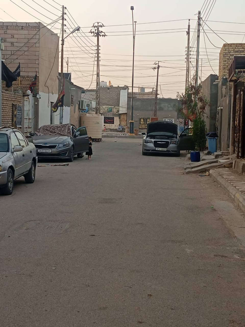 الدار للبيع مساحه 110م واقع حال 100م في حي التضحيه شارع العياده الستداره الثانيه قرب مجمع المرتضئ يبعد عن شارع العياده رابع بيت عنه شارع متوفر جميع الخدمات يتكون من غرفه وصاله دوانيه مطبخ+منور وصحيات (سعر 100وبيه مجال) باقي التفاصيل تصال عله رقم ***********
