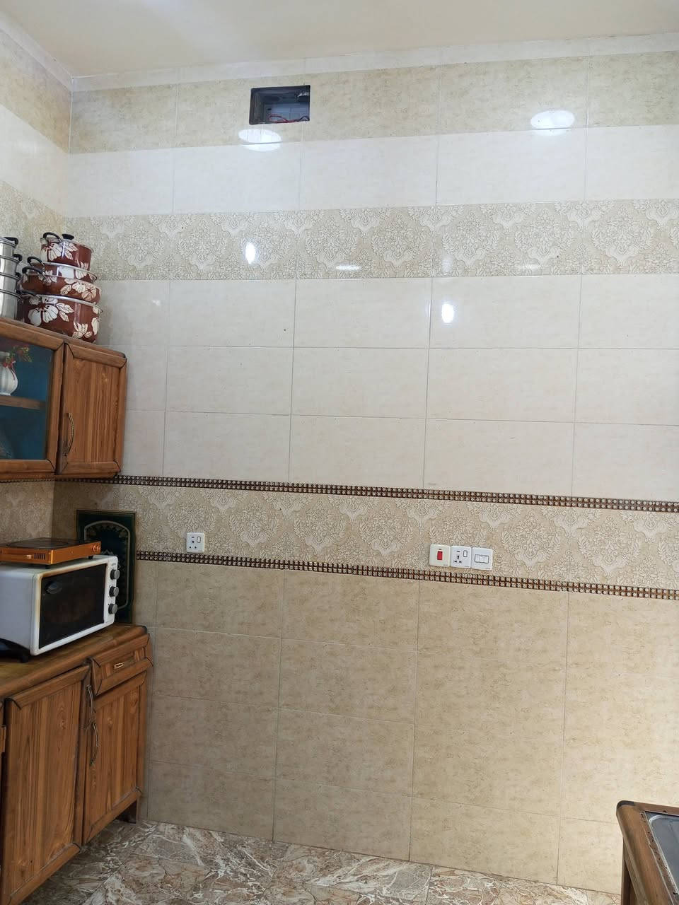 سلام عليكم.
بيت للبيع ....طابقين
 واجهيه 10م
مساحه 100م. مربع بطن ركن شارع 15
العنوان .حي الموظفين 8000
البيت يحتوي على استقبال .مطبخ .غرفه نوم.صاله .صحيات. طابق ارضي
طابق ثاني.غرفه نوم .صاله.صحيات .///استقبال .مطبخ. بناء  السقف  خدمات ماء. تبليط .مجاري.. علما مطلوب اسكان.......
***********@

