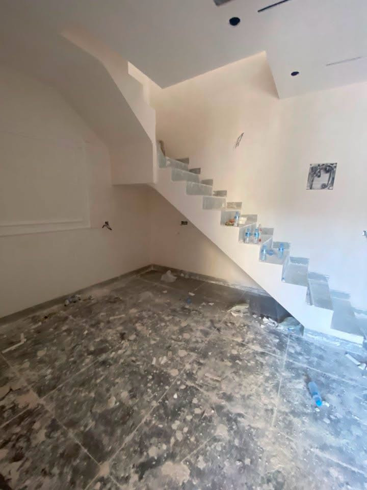 🏡 دار للبيع – تسليم مفتاح 🏡

✨ فرصة مميزة لامتلاك منزل حديث بتشطيبات راقية، جاهز للسكن مباشرة، وفي موقع مميز.

📍 الموقع: طريق بغداد – حي المعلمين

📐 المساحة: 100 متر مربع
📏 الواجهة: 7.5 متر
🛣️ يقع على شارع عريض
📄 طابو صرف
🔑 تسليم مفتاح

🏠 تفاصيل الدار:

🔹 الطابق الأول:
✅ غرفة نوم
✅ غرفة استقبال
✅ هول
✅ مطبخ بارد ومطبخ حار
✅ مجموعة صحية

🔹 الطابق الثاني:
✅ غرفتا نوم
✅ هول
✅ مجموعة صحية

✨ تصميم عصري، توزيع مريح للمساحات، وتشطيبات عالية الجودة تجعل الدار خيارًا مثاليًا للسكن.

📞 للاستفسار ومعرفة السعر:
***********

🤝 التعامل مباشرة مع صاحب العقار.
