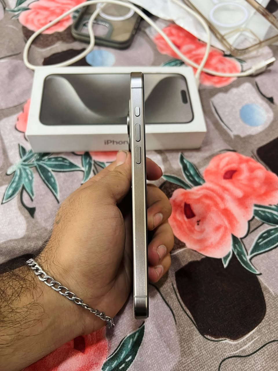 ايفون 15 برو ماكس دبل سيمكارت 🔥
ذاكره 256 بطاريه 76 بلادي 
الجهاز كله بلادي فقط شاشه تفصيخ بدون نقل ايسي 
وين متريد افحص إذا مو تفصيخ مرجوع ملحقات كامله 
جهاز نضيف جدا نضافه 100/90 س الجهاز 735 قفل ثابت ونهائي مكان بغداد زعفرانيه ***********
