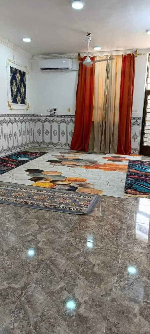 بيت للبيع مساحه 150متر طابو زراعي يحتو على غرفتين وصاله ومطبخ وستقبال وصحيات داخليه وخارجيه موقع جدا منتاز طويريج حي الجمعيه شارع ابو سيود قرب شط شارع 8متر الاتصال *********** السعر 100بي مجال
