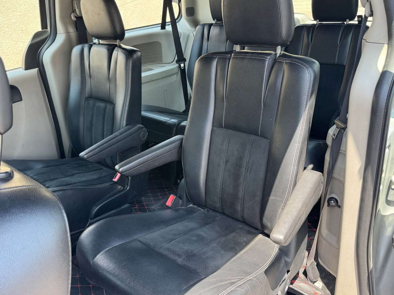🚘 للبيع – Dodge Grand Caravan2017 SXT 🚘

✨ لون رصاصي ( سلفر )
✨ سعر مميز: 165 ورقة فقط

المواصفات:
✅ أبواب جانبية كهرباء
✅ باب الصندوق كهرباء
✅ كوشن السائق كهرباء
✅ كوشنات منفصلة (سياحي)
✅ تبريد ثلاث قطع
✅ الجام الأمامي والخلفي كهرباء
✅ محرك 3.6 لتر

✅ المحرك، الكير، الصدر، ومنظومة التبريد كلها بحالة ممتازة وجديد.

📌 ملاحظة بكل شفافية 
السيارة بدون حادث في امريكا صور الحادث مرفقة بالمشنور
اهنا بالعراق بيهه بارد شخط فقط بدون تبديل وصبغ
💰 السعر: 165 ورقة 

📍 موقع السيارة: بغداد.

📞 للاستفسار والتواصل:
*********** بغداد, العراق
