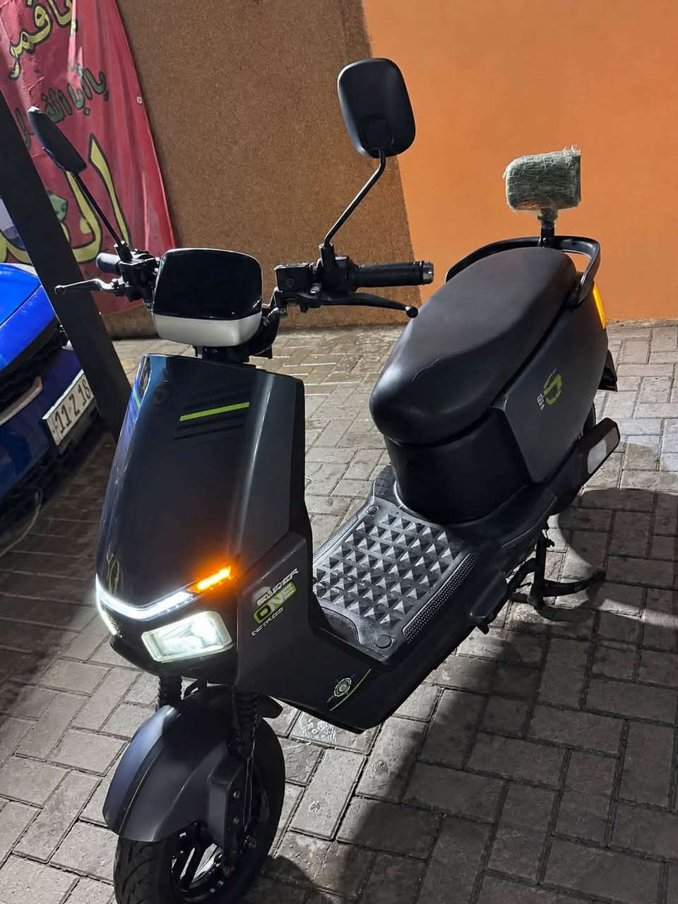 � للبيع دراجة كهربائية الجوهره
العنوان: بغداد العبيدي 📍

السعر خاص :***********

6 بطاريات 🔋 

دراجة كهربائية نظيفة ومرتبة، استخدام خفيف وحالتها واضحة بالصور.

🔹 اللون: رصاصي غامق / أسود
🔹 محرك كهربائي
🔹 شاشة رقمية ملونة
🔹 إنارة LED أمامية وخلفية
🔹 إشارات يمين ويسار
🔹 مرايات جانبية
🔹 فرامل ديسك أمامية
🔹 كرسي مريح بني
🔹 مسند خلفي للراكب
🔹 أرضية واسعة ومضادة للانزلاق
🔹 ستاند جانبي وستاند وسطي
🔹 الإطارات بحالة جيد
