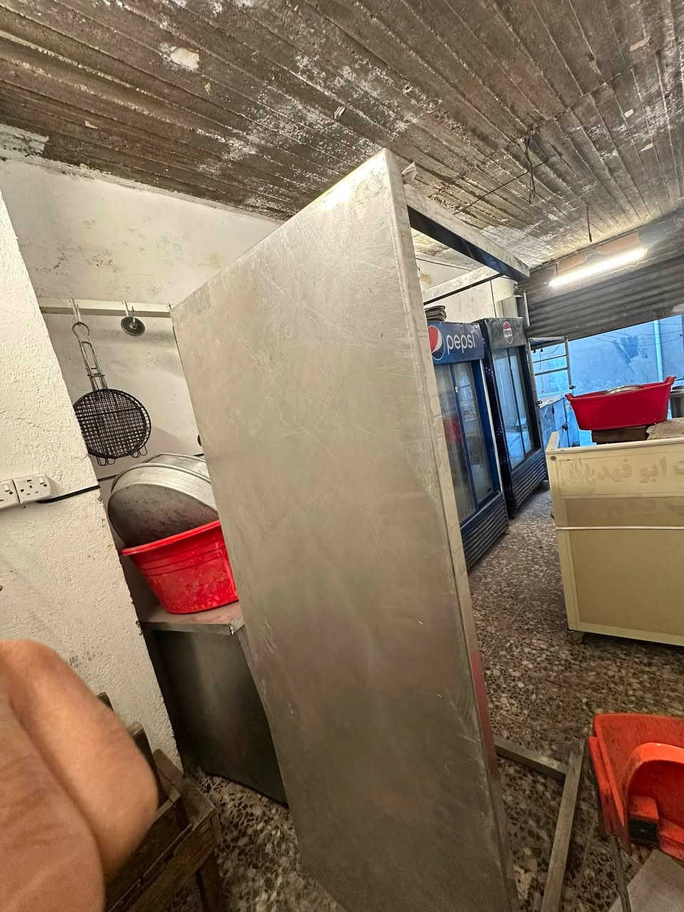السلام عليكم عندي غراض مال مطاعم سنك وميز وميز كشير الغراض متروكة بس كلش نضيفات  وعندي بعد جم شغله اليحب يستفسر هاذي رقمي ***********
