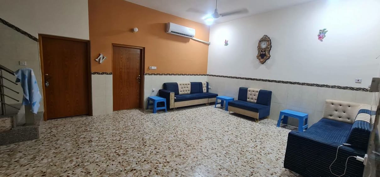 يالله بيت للايجار بعنانه قرب السيطره بناء حديث مساحه 230 متر
يحتوي على غرفتين 6 في 5 متر

 واستقبال وكلدور ومطبخ ومجمع صحيات داخليه وخارجيه وكراج سياره وحديقه كبيره 

 ويحتوي على سخان ومراوح عدد خمسه وسخان وتانكي وماطور البيت جاهز تجيب غراضك وتكعد ربع ماتخسر عليه 

سعر الايجار 325 وبي مجال 

لليرغب بالايجار او عرض عقاره للبيع او الايجار  مراجعة مكتب عقارات حسين المعموري 
او الاتصال على الرقم *********** او واتساب بادارة حسين المعموري والمحامي فاروق المعموري
