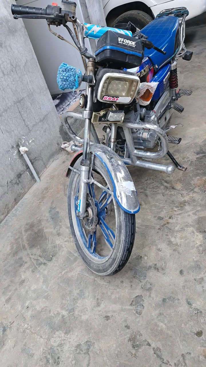 ئەو ماتۆرە بۆ فرۆشتن شوێن قەلادزێ تایە بۆ تایە بە شەرت مەکینە 150شبح نرخی 500هەزارە چات بکەن یان تەلفۆن *********** لە خزمەت دام
