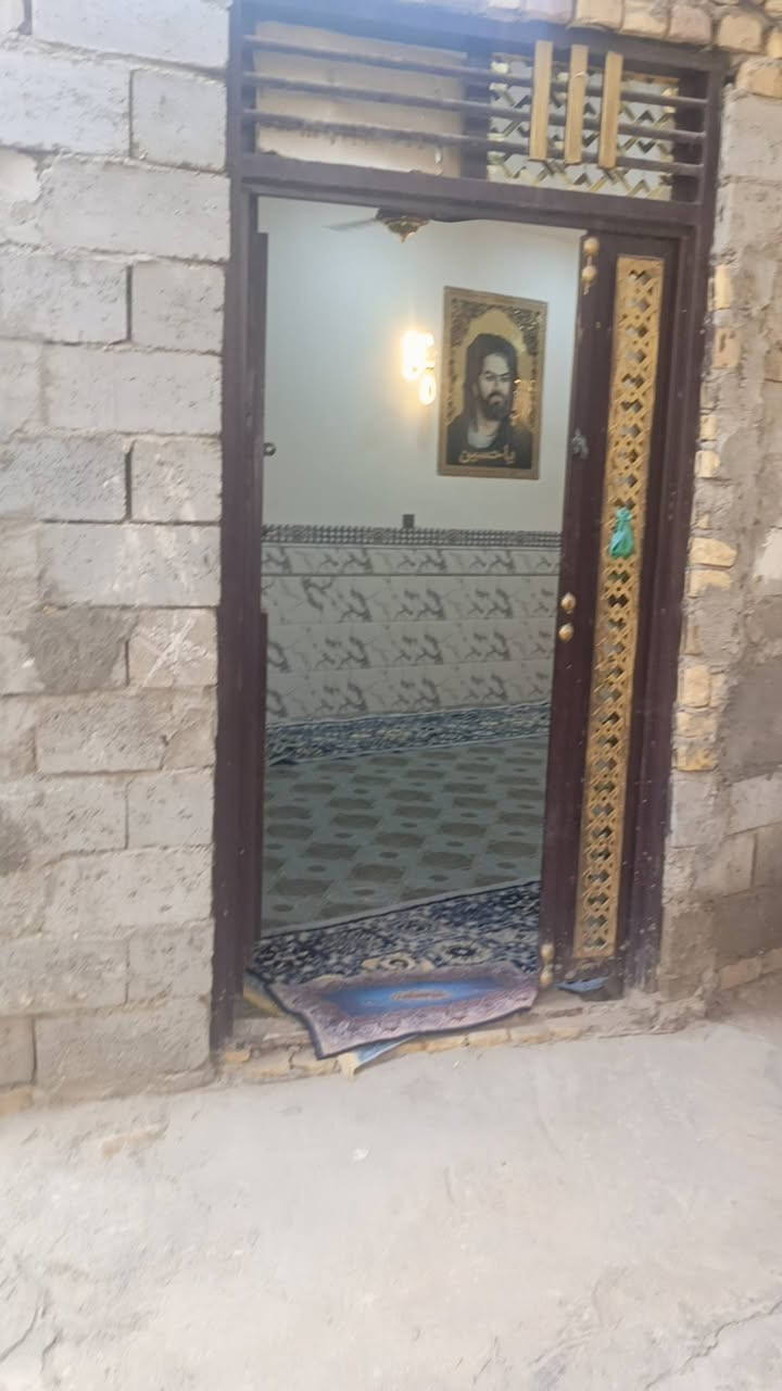 سلام عليكم بيت زراعي 200متر بنيان حديث يحتوي عله غرفتين صاله وستقبال طريق السنيه السياحي قبل السكه شارع مزرعت البركه وباقي التفاصيل***********
