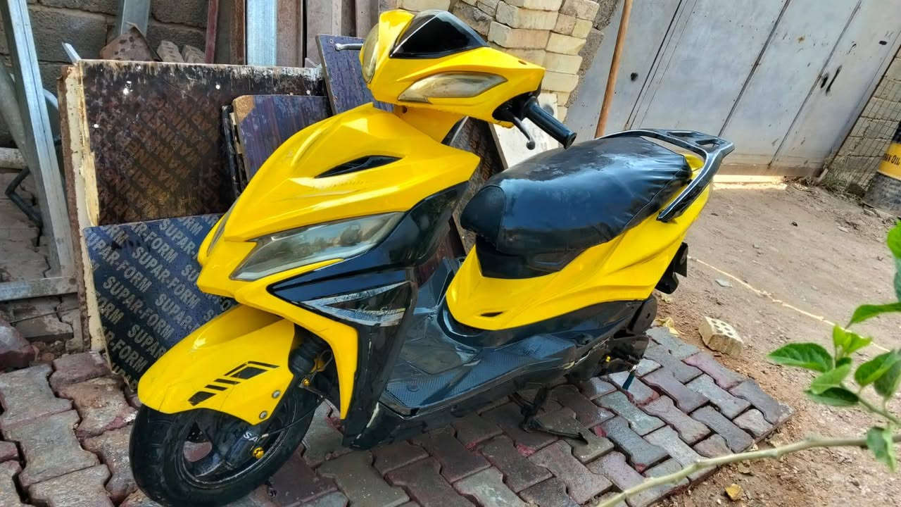السلام عليكم  سكنس جامبو لبيع عليه محرك ماكس منغولي  المحرك خير من الله  كهربائية  شغاله كبريته جديده الدرجه مرتبه السعر 450 وبيه مجال حك الجيه المكان كربلاء البرهميه قرب قناة كربلاء   الاتصال *********** بي وتساب متواجد خاص
