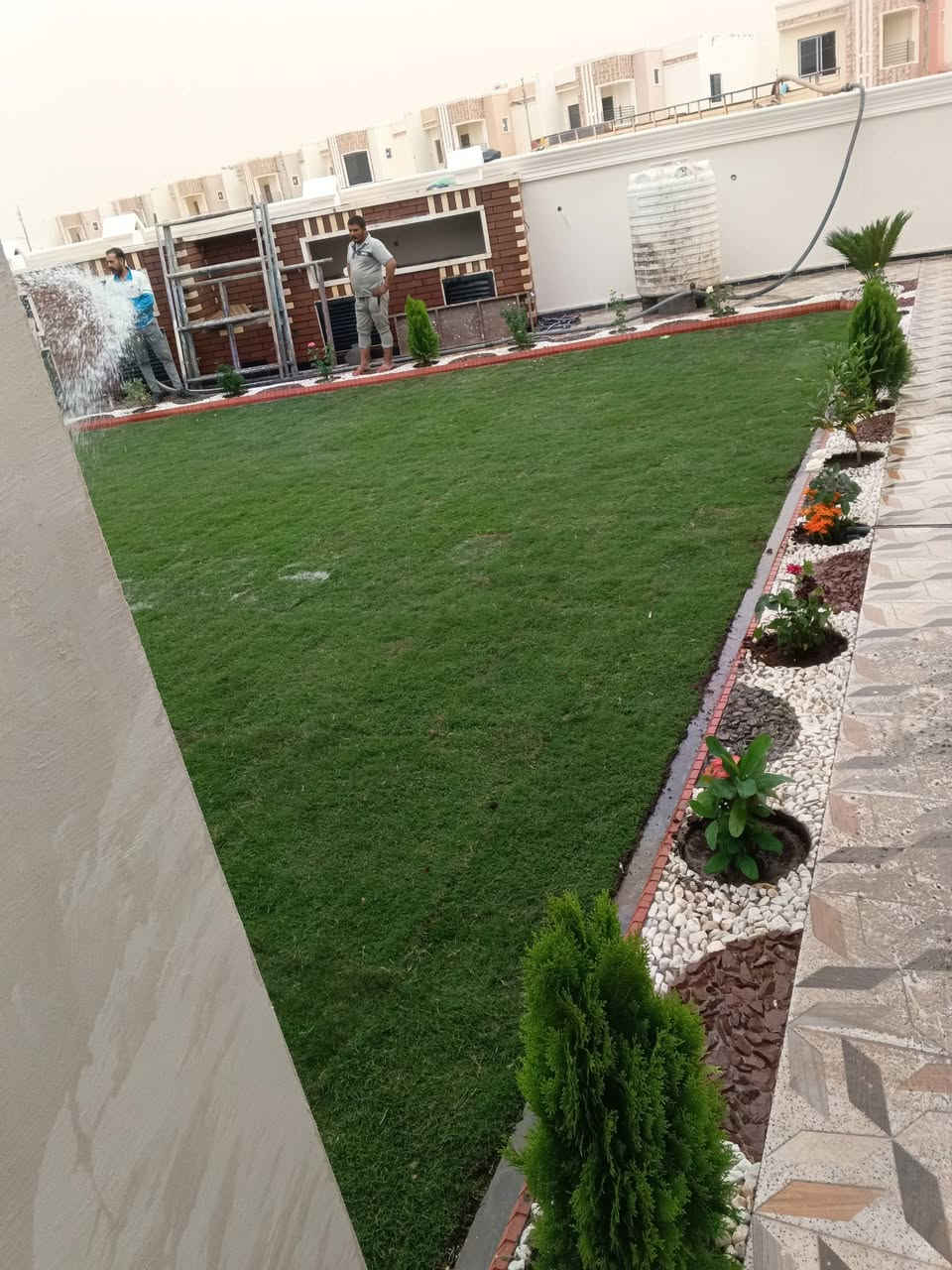 يوحد لدينا كادر متخصص بكافة الديكورات الحدائق وباشكال مختلفة وباسعار منافسه ***********

