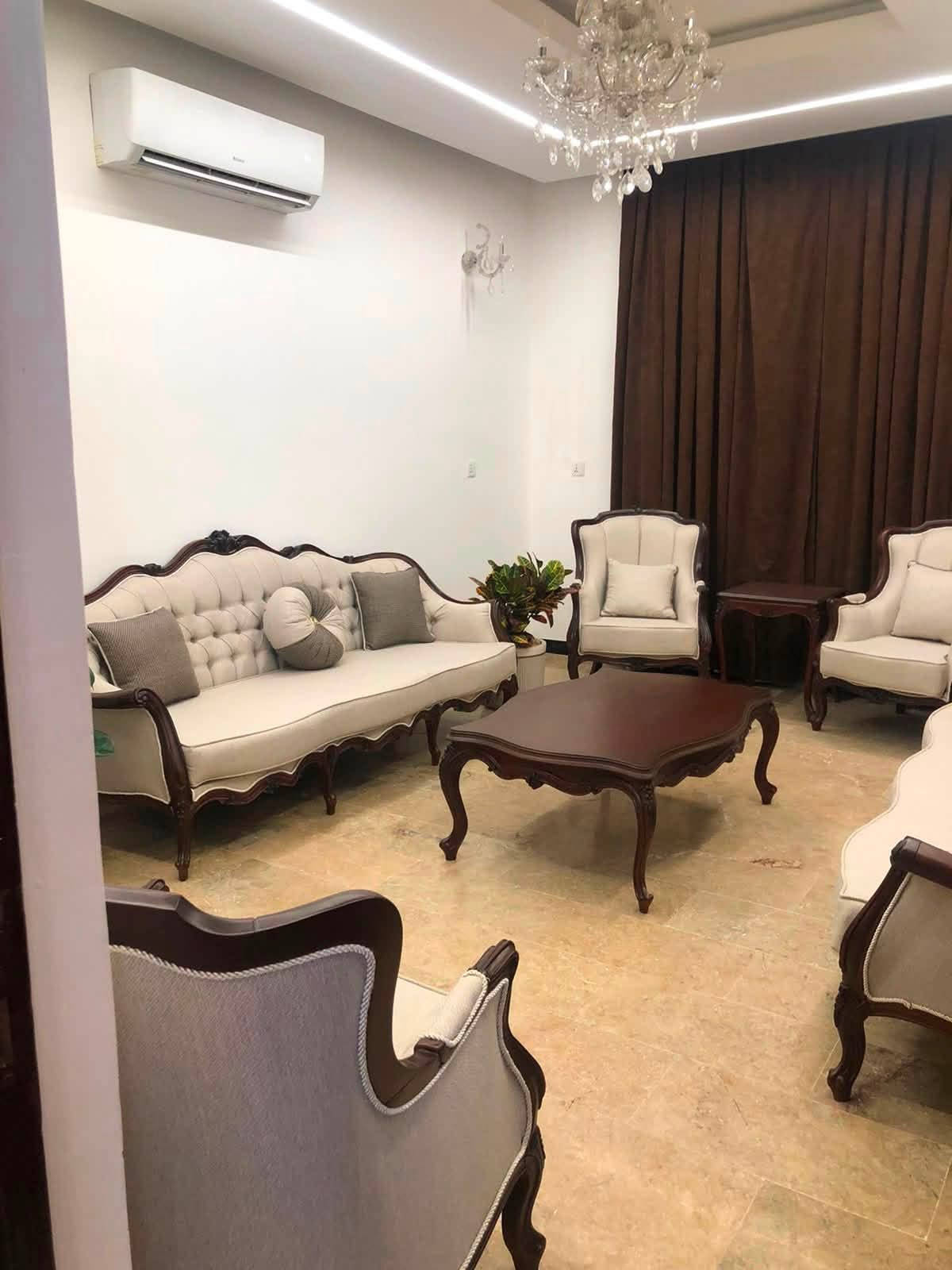 السلام عليكم ورحمة الله وبركاته
منزل 🏠 ٢٠٠ متر , طابق ونصف 
يحتوي على ٣ غرف نوم 
وصاله استقبال صحيات
حديقة وكراج سياره 
جاهز للسكن استلام مباشر 
مدينة جوهرة بغداد 
مجمعات حوراء بغداد السكنية 
الدورة الزنبرانية على سريع الدورة يوسفية الجديد 
الاتصال على الرقم 
***********

