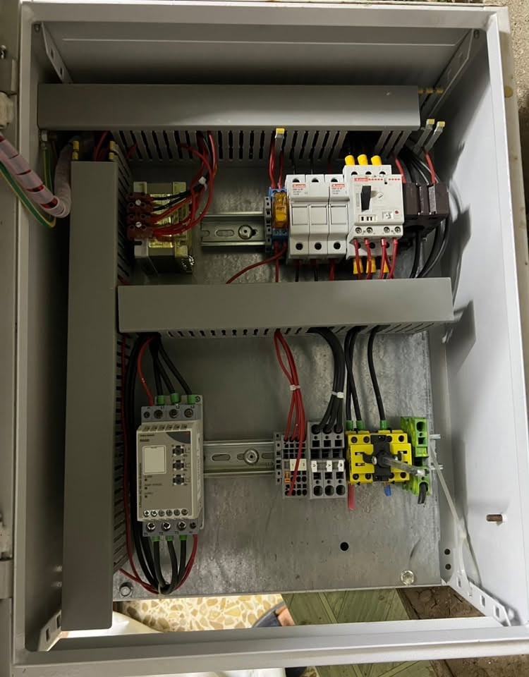 � للبيع | لوحة سيطرة وتحكم كهربائية ثلاثية الطور (Motor Control Panel)
لوحة سيطرة وتحكم كهربائية جاهزة للعمل، مناسبة لتشغيل وحماية المحركات والمضخات الصناعية، مصنوعة بمكونات أوروبية عالية الجودة.

المواصفات:
✅ تشغيل ثلاثي الطور (3 Phase – 400V / 50Hz).
✅ مفتاح تشغيل Auto / Off / Hand.
✅ قاطع رئيسي (Main Isolator).
✅ قاطع حماية (MCB).
✅ ريليه مراقبة الفازات (Phase Monitoring Relay) للحماية من:

* فقدان فازة.
* عكس تسلسل الفازات.
* انخفاض أو ارتفاع الفولتية.
    ✅ عدادات قياس:
* الأمبير (A).
* الفولت (V).
* التردد (Hz).
    ✅ لمبات بيان:
* MAINS.
* RUN.
* TRIP.
    ✅ توصيلات داخلية مرتبة داخل مجاري أسلاك احترافية.
    ✅ مناسبة للمضخات، المولدات، الضواغط، والمكائن الصناعية.

📌 الحالة: مستعملة بحالة جيدة وجاهزة للتشغيل.
📍 الموقع: موصل حي العربي
💰 السعر: على السوم / يُحدد بعد التواصل.
📞 للاستفسار والمراسلة: ***********

#للبيع #لوحة_سيطرة #لوحة_تحكم #ControlPanel #ElectricalPanel #كهرباء #صناعي #مضخات #مولدات #MotorControl #Automation #العراق #معدات_صناعي
