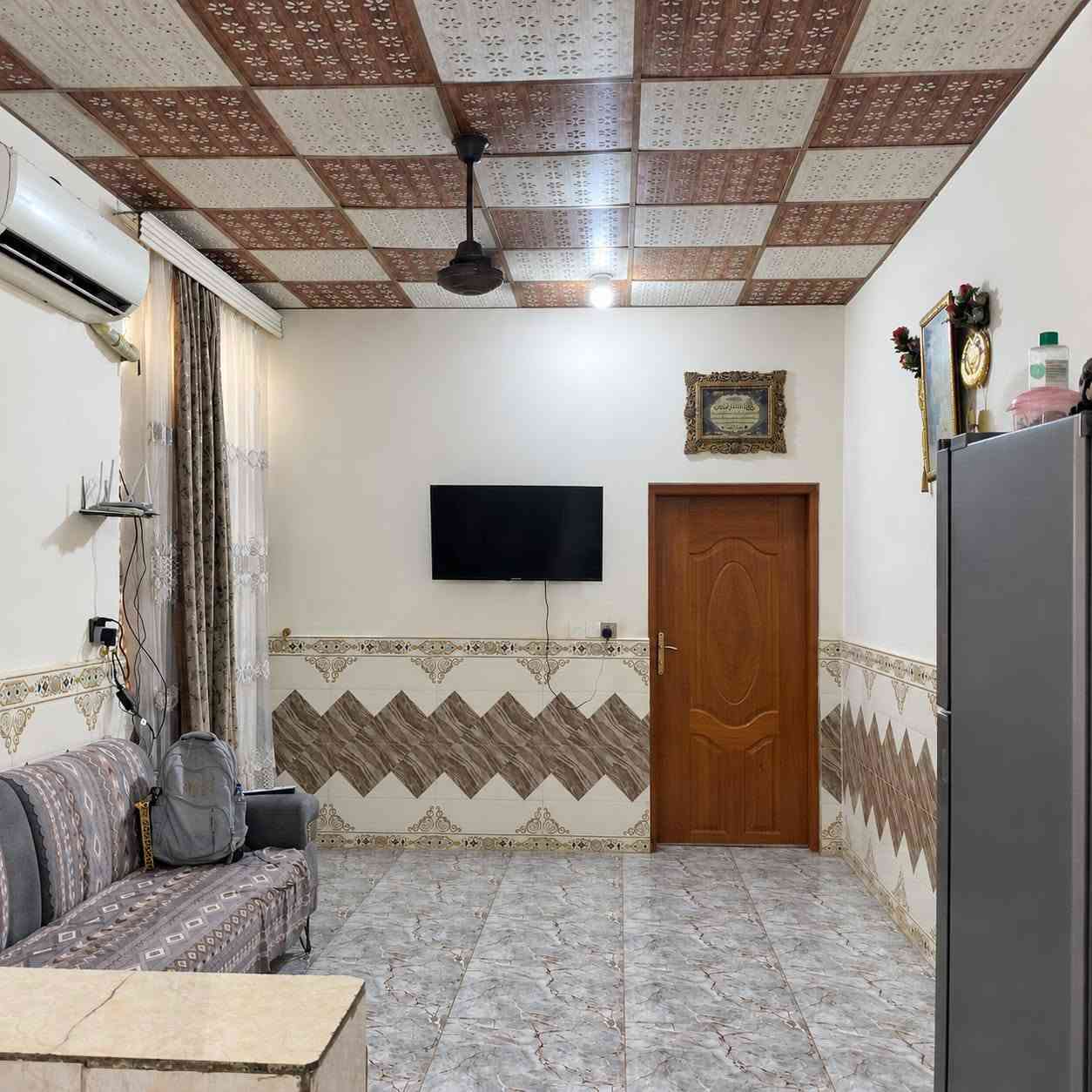 دار للبيع في الحولي خلف شارع جامعة الكفيل مساحة 100 متر طابق ونص الطابق الاول غرفه وصالة ومطبخ واستقبال وحمامات الارضية بورسلين وسراميك طابق ثاني غرفه وصاله وحمامات نقص فقط الصالة بورك شارع 15 مقرنص  السعر خاص او استفسار علئ رقم *********** / ***********
