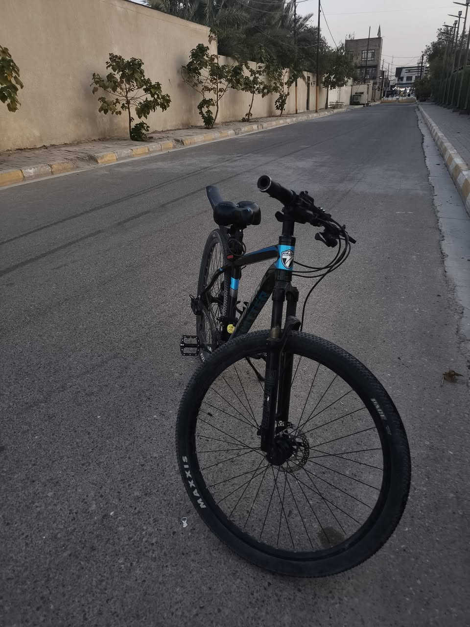 بايسكل ماركة عالمية من شركة تويتر رسمي سعر بايسكل 450 وبيه مجال بايسكل نضيف بس البريك كدام يطلع صوت 🔊 و بيه شخطات بسطيه جداً ل استفسار هذا حسابي انستا ao32k   او هذا رقمي واتساب ***********
