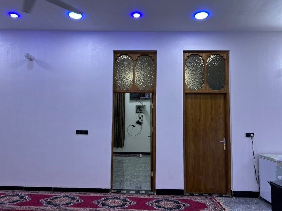 السلام عليكم بيت اللبيع بناء جديد 2026
المساحه: 1000 أو 100 متر 

المكان: النهروان شارع الجديد مقابيل تكسيات 

مساحه بناء : 250 قاطين 

مساحه الاستقبال: 11 متر 

يتكون من 4 غرف : 5x5 مساحه كل غرفه 

مساحه  صاله : 10 متر 

المطبخ حار ومطبخ بارد 

معه خان 🏨 مساحه 200 متر 

يتكون من حمامات عددد 3 دخل للبيت

الرقم: لهاتف ***********
