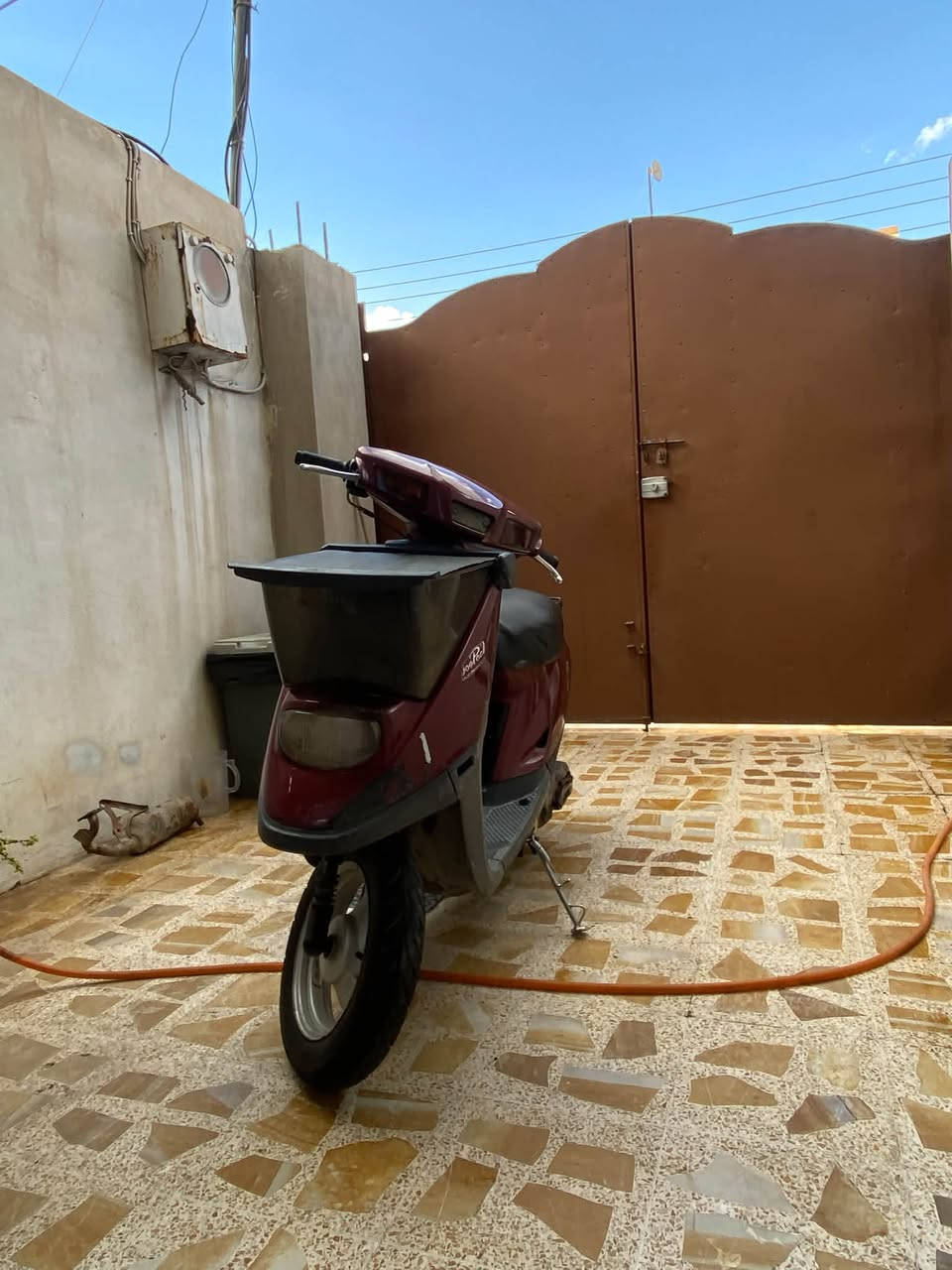 سلام عليكم ماطور بزون للبيع مكينه شرط تحريكه معد ل شاصي شرط ما مكسور وايرمنيه  صوت اكسن مابي كابريتا جديدا كزوز جديد كلجات ماطورجاهز مكينه شرط صوتا ناعم سعر 225وبي مجال قليل***********//***********كورك بي واتساب

