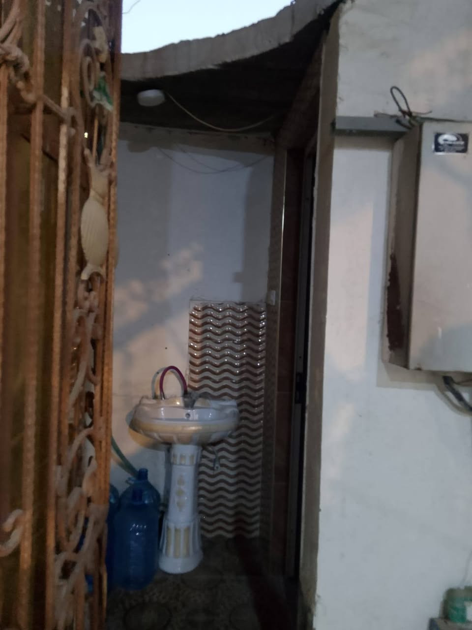 سلام عليكم 
يعلن مكتب عقارات الأصدقاء 
عن وجود بيت للبيع 
العنوان البصره قضاء ابو الخصيب حي العسكري 
جنس العقار طابو صرف عرصه 
المساحه 200م
يحتوي البيت على كراج + ديوانيه + صاله + غرف نوم 2 + صحيات داخليه و خارجيه 
السعر 160 مليون وبي مجال 
الاستفسار انتصل على الرقم (***********)
