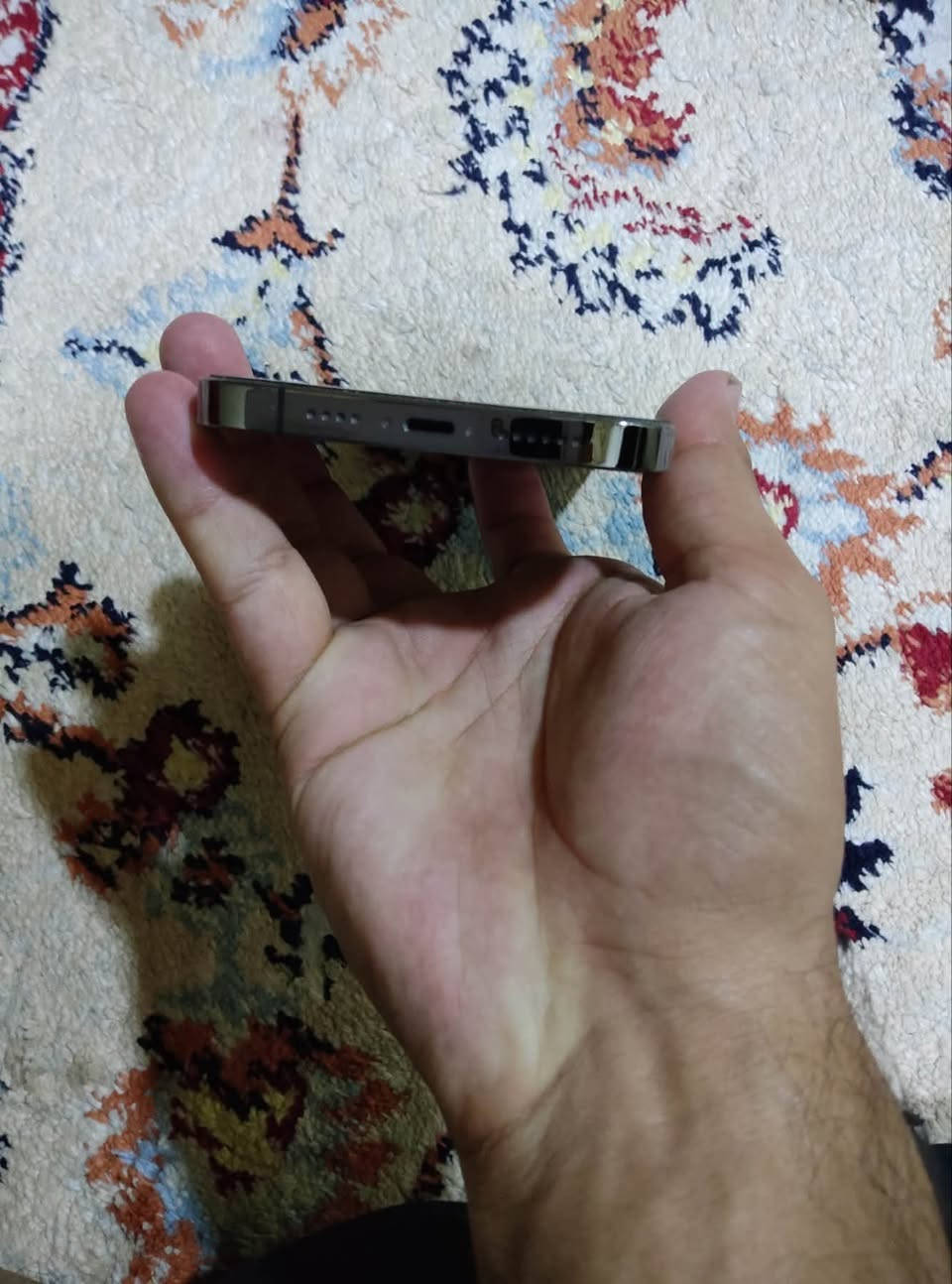 السلام عليكم ايفون ١٣ برو ماكس الجهاز نظيف وما مستبدل بيه اي قطعه وبطاريته ٨٦ حقيقي ذاكره ٢٥٦ +شاحنه اصليه وكفر 
السعر ٧٥٠
مكاني البصرة
الرقم ***********
