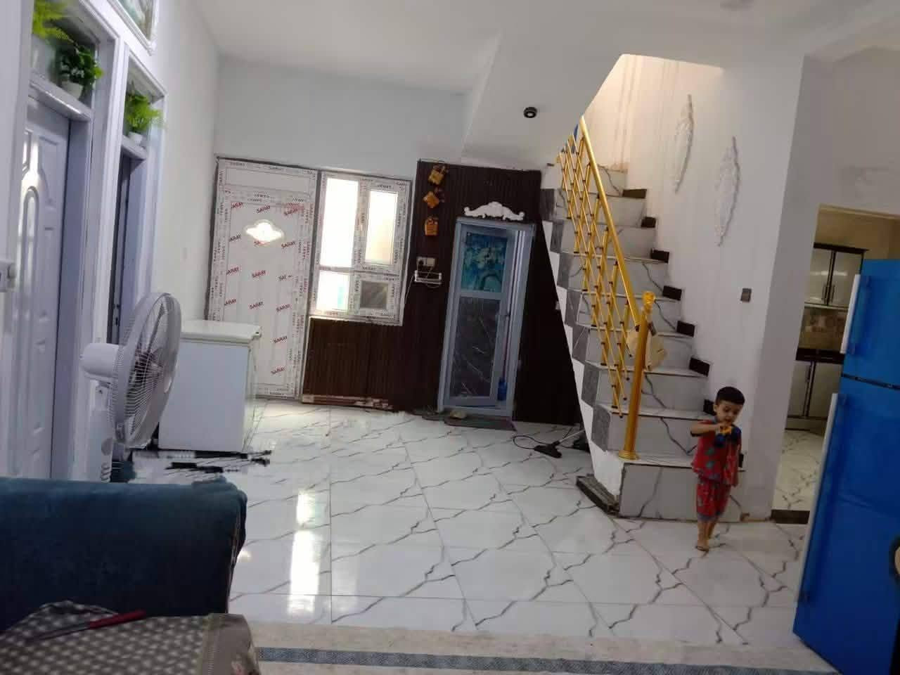 السلام عليكم بيت للبيع مساحه 200 متر غرفتين وصاله مطبخ واستقبال ومناور بيت جديد ونظيف حي الامين ام  طباشي خلف حسينيه سفينه طريق الزوار اكثر استفسار اتصال بالرقم 
***********

